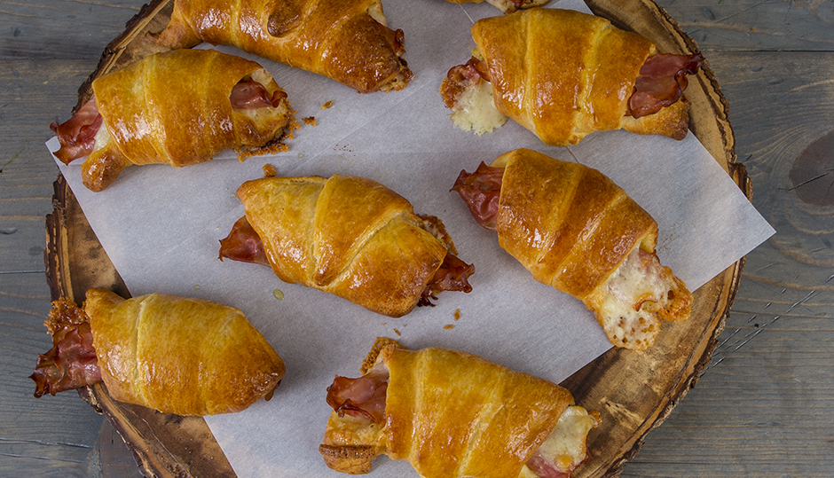 Ham & Adams Reserve Cheddar Crescent Rolls